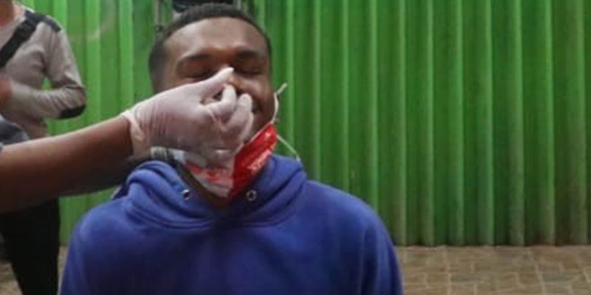 Seorang warga diswab setelah terjaring operasi yustisi. Foto: Humas Polda Papua
